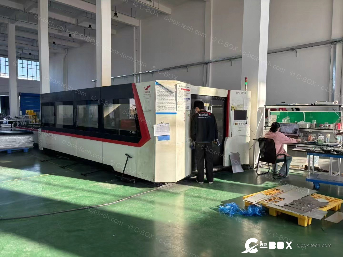 Fiber laser cutting machine